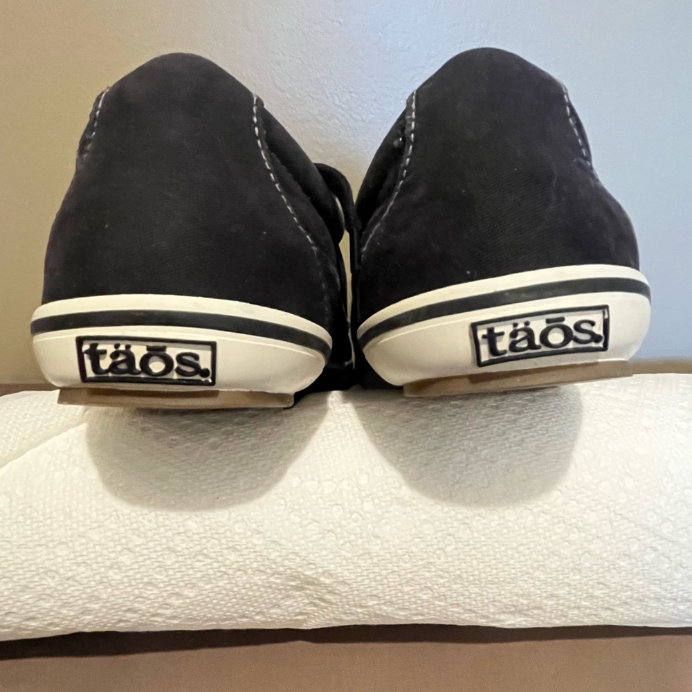 Taos Footwear Black Low-Top Sneakers - Picture 3 of 6